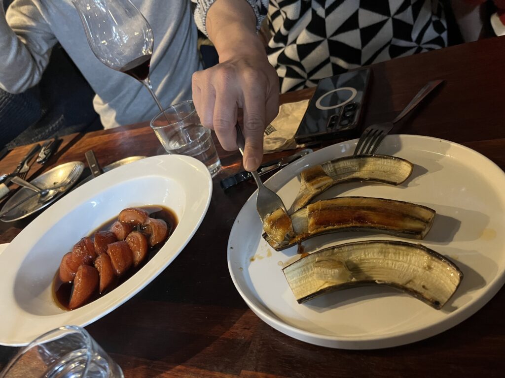 다이닝펍 윤익의 디저트
바나나위에 설탕을 토치로 구운디저트