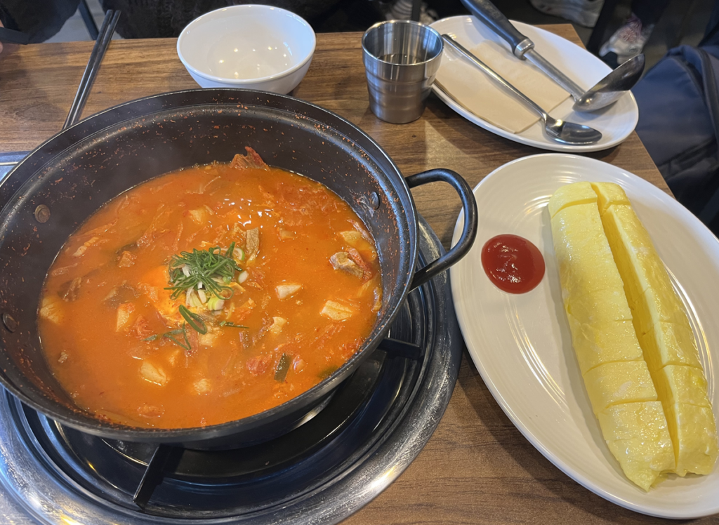 서울진의 김치찌개와 계란말이