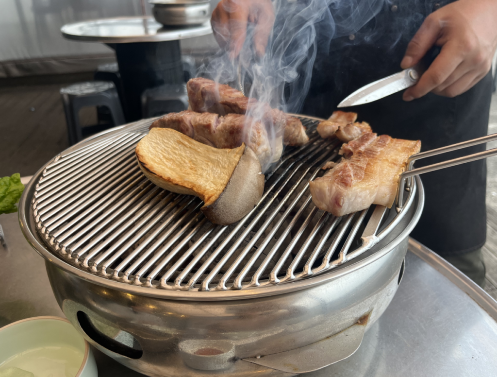 전망좋은 흑돼지에서 직원이 직접 고기를 구워주는 사진